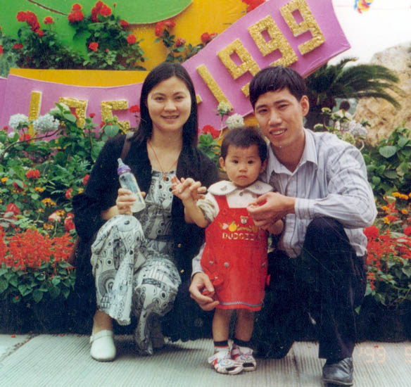 Rao Zhuoyang and Lin Qian with their daughter Deru