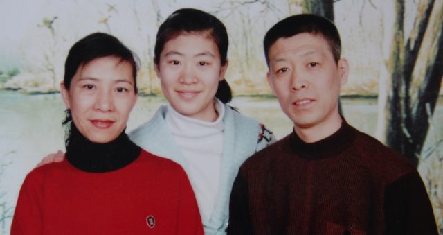 Ms. Liu Junchen (center) and her parents, Zhang Jinghua and Liu Jingli.