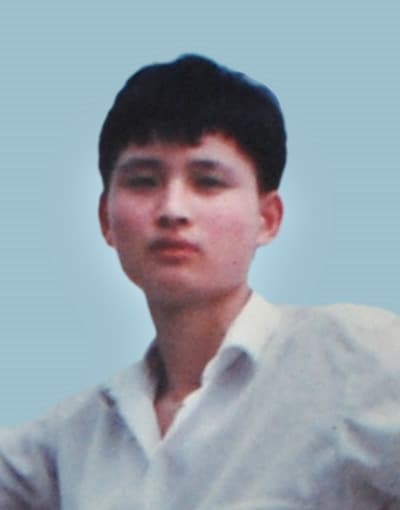 Mr. Yang Zhonggeng. Mr. Yang started practicing Falun Gong at the age of 20. He spent most of the last decade of his life either in prison or living on the run, avoiding arrest.
