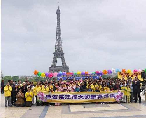 Group photo of the practitioners under the Eiffel Tower
