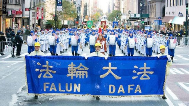 New York’s annual Veterans Day Parade was held on Fifth Ave in Manhattan. The Falun Gong entry consisted of the Tian Guo Marching Band, a banner team, a lotus float, an exercise demonstration team, and a waist drum team.