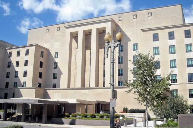 Falun Gong representatives met with U.S. officials at the State Department Headquarters in Washington DC to discuss ways in which to end the persecution of Falun Gong in China.