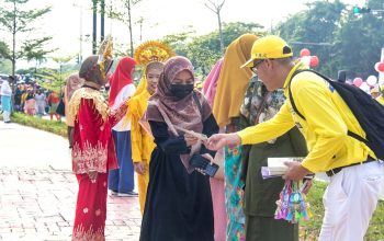 Falun Gong practitioner hands out flyers to attendees at Indonesia’s 78th Independence Day parade held in Batam city, on the Riau Islands.