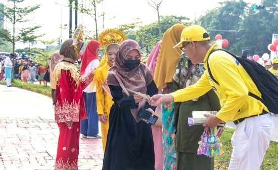 Falun Gong practitioner hands out flyers to attendees at Indonesia’s 78th Independence Day parade held in Batam city, on the Riau Islands.