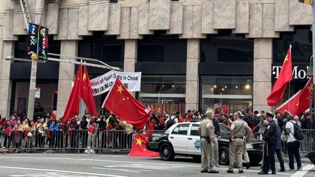 Falun Gong appeal during APEC in downtown San Francisco was blocked for most of the afternoon by CCP supporters on Wednesday, November 15.