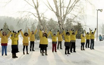 Falun Gong practitioners meditating together in Irkutsk, Russia (Minghui.org)