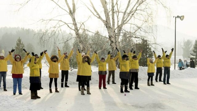 Falun Gong practitioners meditating together in Irkutsk, Russia (Minghui.org)