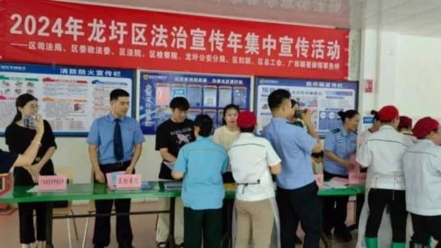 Distributing "anti-xiejiao" materials at Guangxi Zhaoxin Pingzhou Electronics. (Image via Bitter Winter)