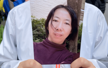 Ms. Jiang’s oldest daughter holds a picture of her mother during the press conference in front of the Chinese Consulate in Melbourne on August 15, 2022. (Source: Minghui)