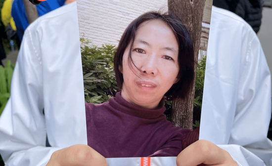 Ms. Jiang’s oldest daughter holds a picture of her mother during the press conference in front of the Chinese Consulate in Melbourne on August 15, 2022. (Source: Minghui)