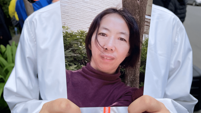 Ms. Jiang’s oldest daughter holds a picture of her mother during the press conference in front of the Chinese Consulate in Melbourne on August 15, 2022. (Source: Minghui)