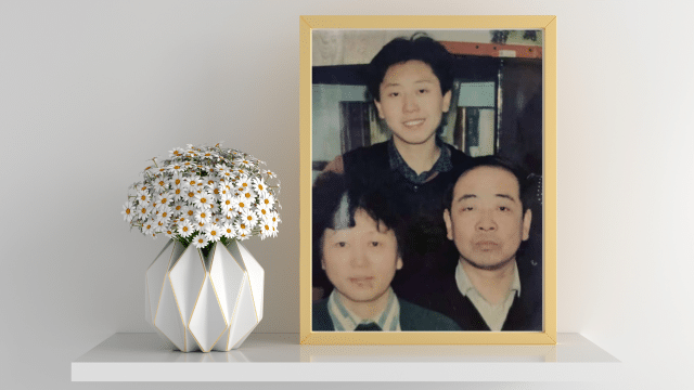 Mr. Hou Lijun (L) with his late mother, Kang Shuqin, and father.