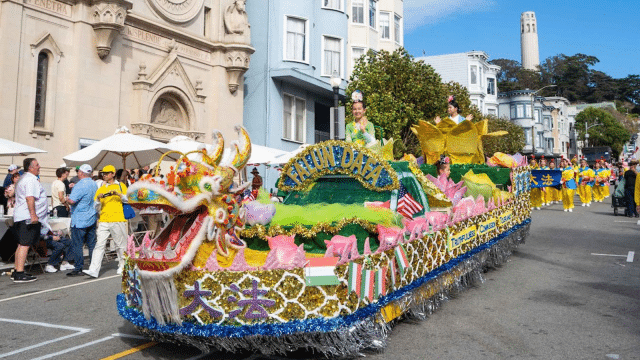 Falun Gong practitioners' dragon float decorated with Italian flags (photos via Minghui.org)